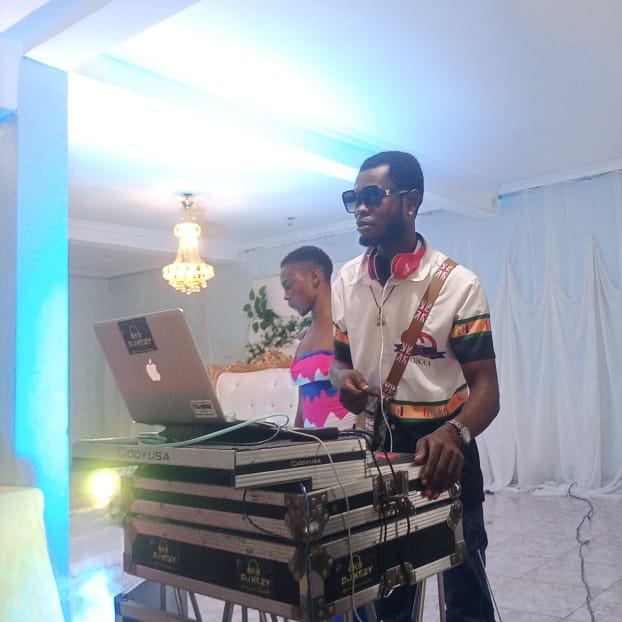 DJ